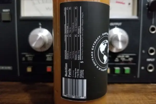 The nutritional info on a bottle of Earthe by Mojo Peppa Sauce